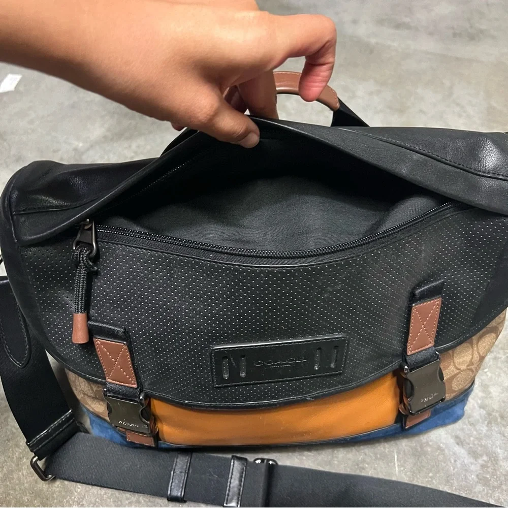 Coach Men's messenger bag - Picture 6 of 10